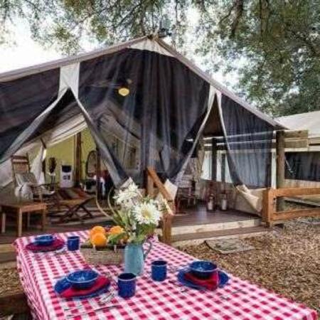 Westgate River Ranch дава възможност на посетителите да се докоснат до най-доброто от River Ranch, Флорида, докато се наслаждават на удобства, като електричество, климатик и хладилник.