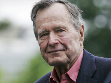 Експрезидентът Буш-Старши се потроши