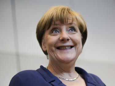 Скандал тресе Германия! Ликът на Ангела Меркел блесна в клип за лесбийки