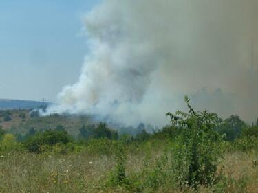 Огромен пожар гори край Драгоман, хеликоптер се включи в гасенето