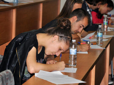 С 28% са нараснали младите българи, които искат да учат в чужбина