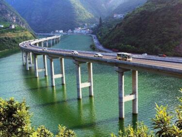 Пуснаха уникална екомагистрала над река в Китай