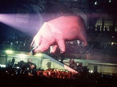 Pink Floyd се завърнаха на родна сцена с 12-метрова надуваема свиня
