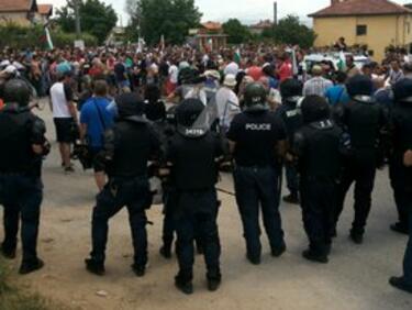 Напрежение в Гърмен! Ромите се конфронтират с полицията