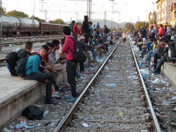 Нов рекорд за преминали мигранти в Унгария, Австрия затваря магистрала заради бежанците
