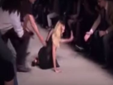 Модел на Victoria's Secret падна по време на ревю (ВИДЕО)