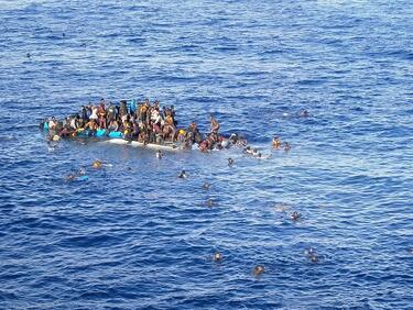 15 деца загинаха, след като лодка с бежанци се обърна на гръцки остров