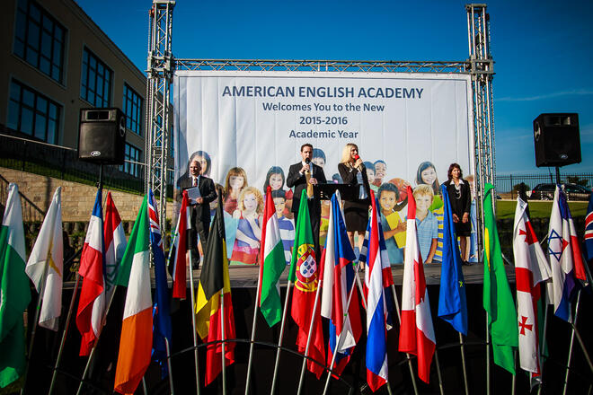 Американо-английската академия откри новата учебна година с празнична заря