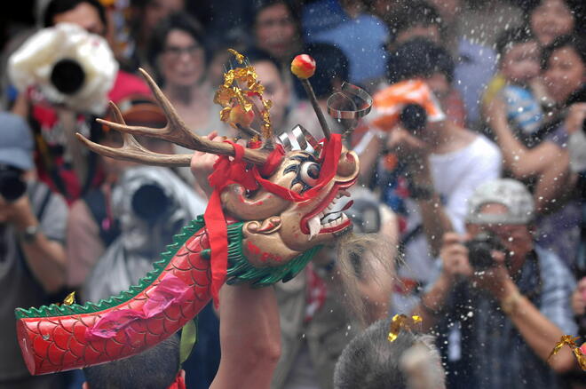 Китайци показаха танца на пияния дракон
