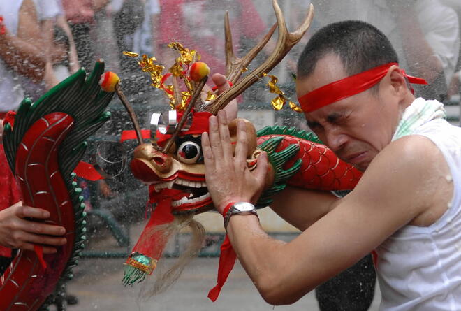 Китайци показаха танца на пияния дракон
