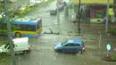 Пороен дъжд с градушка в Плевен, повлече хора на улицата
