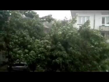 Водно бедствие в Плевен! Порой, градушка и ураган се изсипаха над града