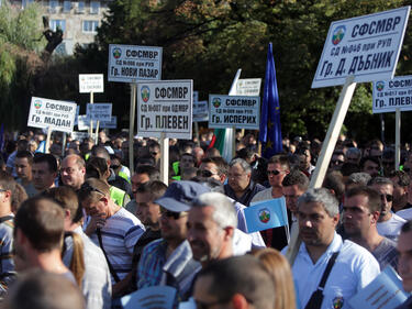 Полицаите на нов протест пред парламента в неделя