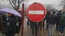 Надзиратели и полицаи протестират пред Женския затвор в Сливен