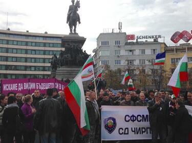 Военните също протестират