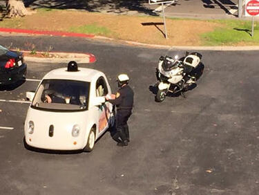 Най-накрая глобиха автопилотен автомобил на Google