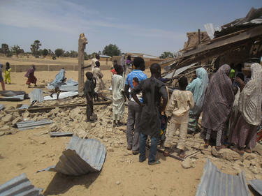32 загинаха, a 80 бяха ранени след като бомба избухна на пазар в Нигерия