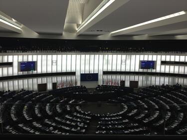 Журналисти съдят евродепутатите за разточителсност
