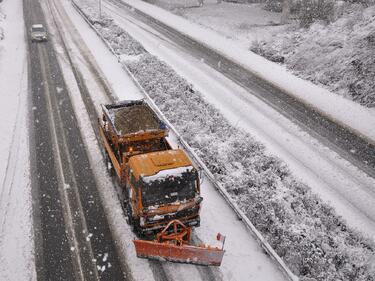 Чистят магистралите от сняг за 2 часа