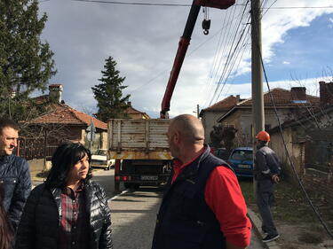 Енергийният министър при бедстващите без ток