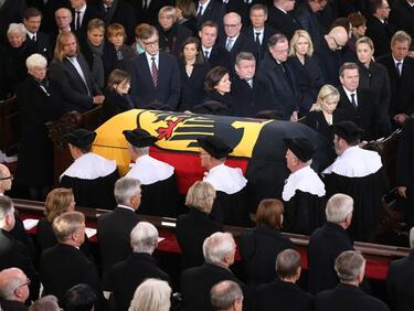 Германия се сбогува с Хелмут Шмит