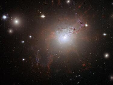 Астрономи заснеха феномен в Космоса: Черна дупка изригва облаци газ