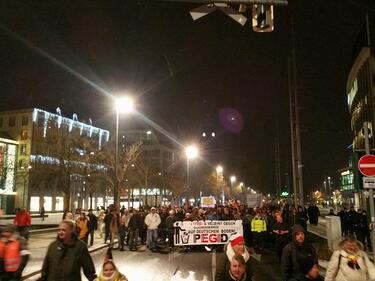 В Германия спряха с водни оръдия антиислямския протест, тълпата насочи гнева си към полицията