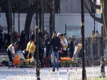 Жертвите на атентата в Истанбул достигнаха 11 души 