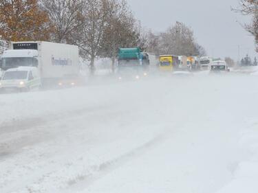 Десетки пътища остават затворени