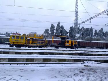 Зимата спря влакове, много композиции се движат със закъснение