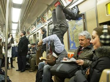 Най-странните нюйоркчани и техните безумни постъпки в метрото! (СНИМКИ)