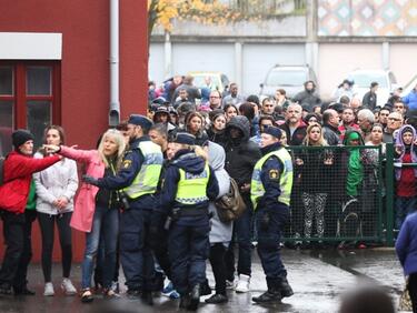 Тълпа от бежанци нападна шведски полицаи