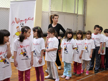 Първокласници в час по физическо възпитание с Илиана Раева