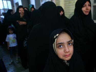 Жестоката участ на хиляди момичета в Иран: Масово ги женят насила