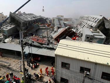 Растат жертвите земетресението в Тайван