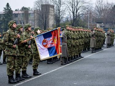 Сърбия развърза ръцете на армията! Ако мигрантите са опасност, военните ще се намесят