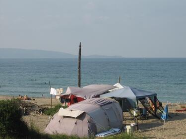 Пълната забрана за свободно къмпингуване на плажа може да отпадне?