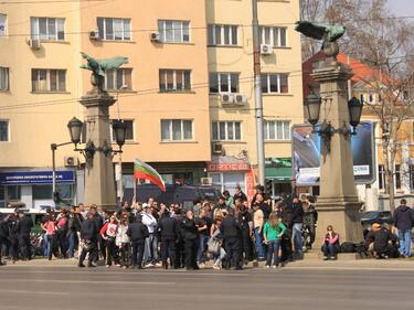 Къмпингари блокираха „Орлов мост”