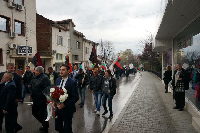 Над 1000 отбелязаха 3 март на първото по рода си шествие в Петрич