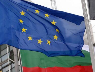 „Гориш“, ако пипнеш знамето на ЕС? Искат еднакви наказания за поругаване на българското и европейското знаме