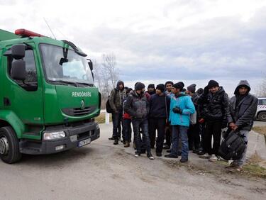 Откриха 20 мигранти, натъпкани в микробус по пътя Ямбол-Сливен