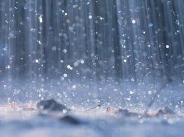 Жълт код за обилни валежи е обявен за 17 области в страната