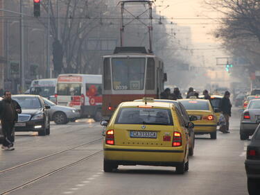 Таванът на цените на такситата влиза в сила в полунощ