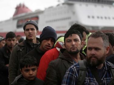 Мигранти бягат от лагер, за да не бъдат върнати в Турция