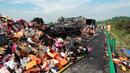 8 загинали и 17 ранени при сблъсък на автобус с два камиона в Китай
