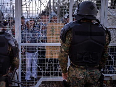 Бежанци атакуват македонската граница, спират ги със сълзотворен газ