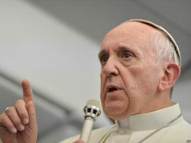 Папа Франциск взема във Ватикана 12 сирийски мигранти от Лесбос