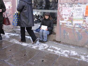 Бездомник паникьоса институциите в Ямбол. Чудят се какво да го правят