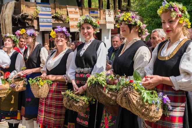 Лазарка на 2 годинки се включи в празника в Етъра (ГАЛЕРИЯ)