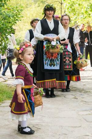 Лазарка на 2 годинки се включи в празника в Етъра (ГАЛЕРИЯ)